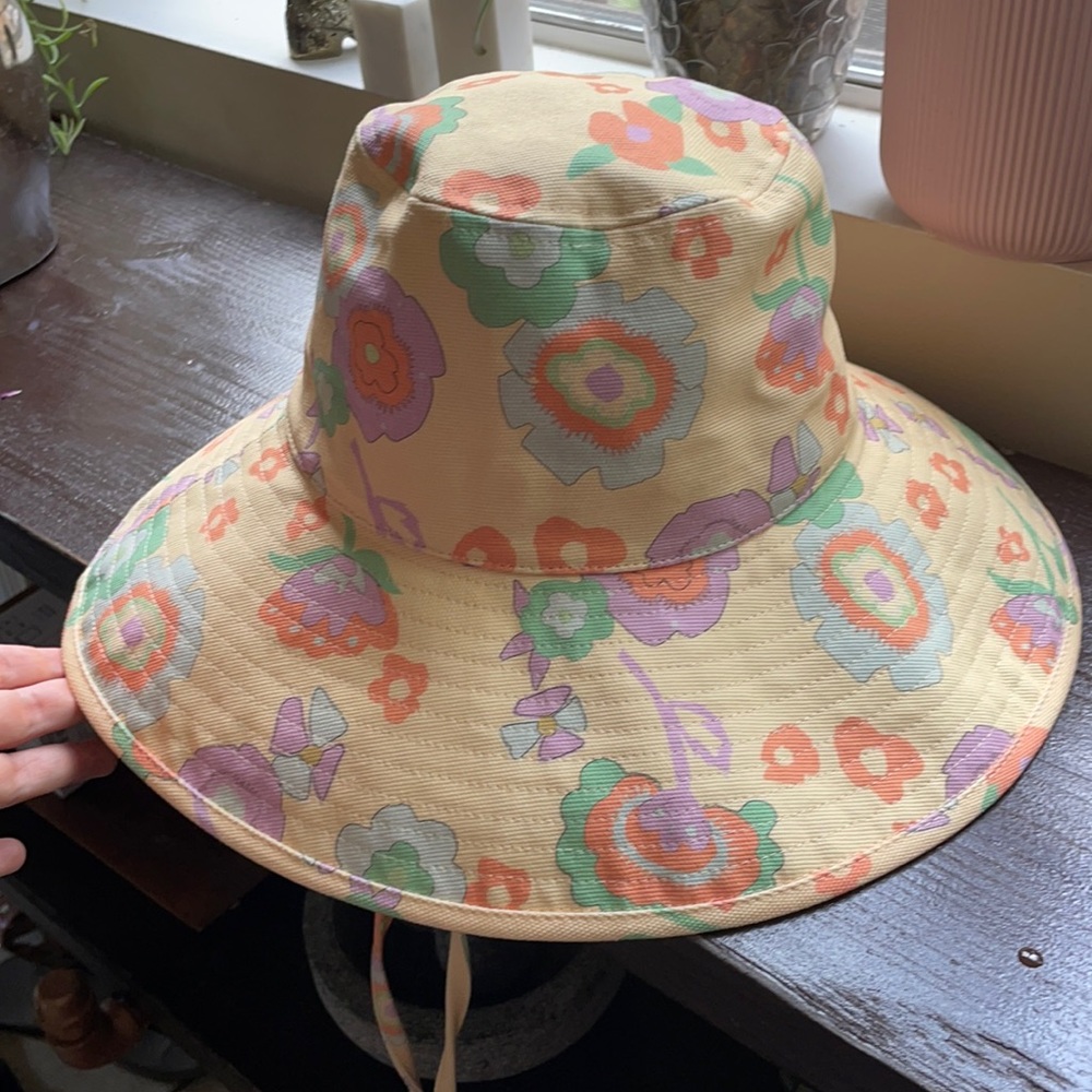 Lack of color holiday bucket hat retro floral S/M